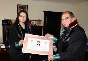 Yemin edip, cübbe giydi